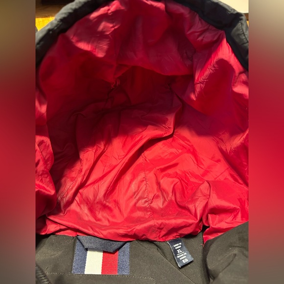 Tommy Hilfiger Men's Charcoal Puffer Jacket with Red Accents - Picture 5 of 7